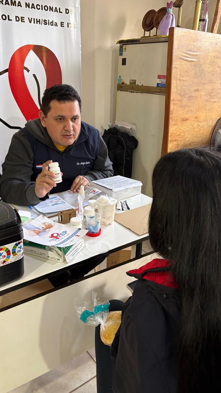Profesional del Programa Nacional explicando la medicación a una consultante